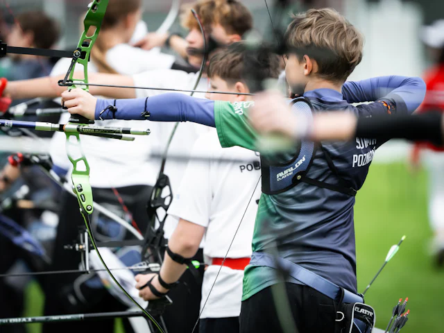 Jonge boogschutters richten op een doel