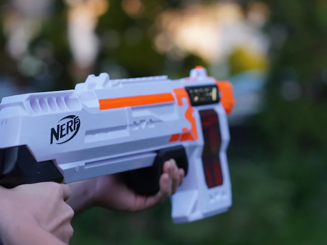 Een hand met een speelgoedblaster