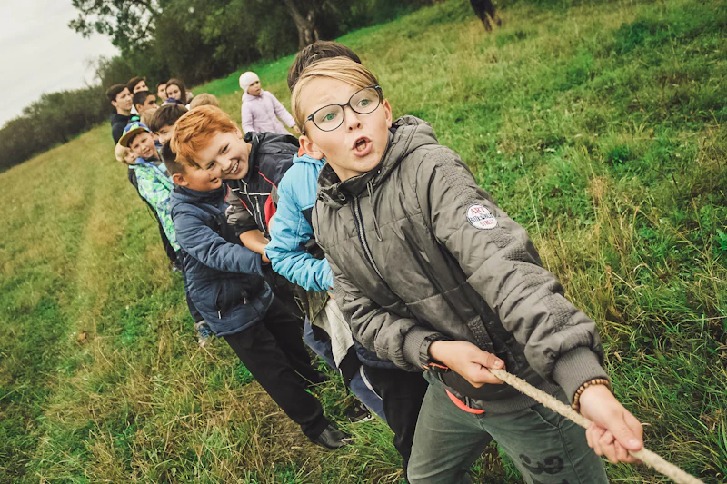 Kinderen trekken samen aan een touw tijdens een sportdag