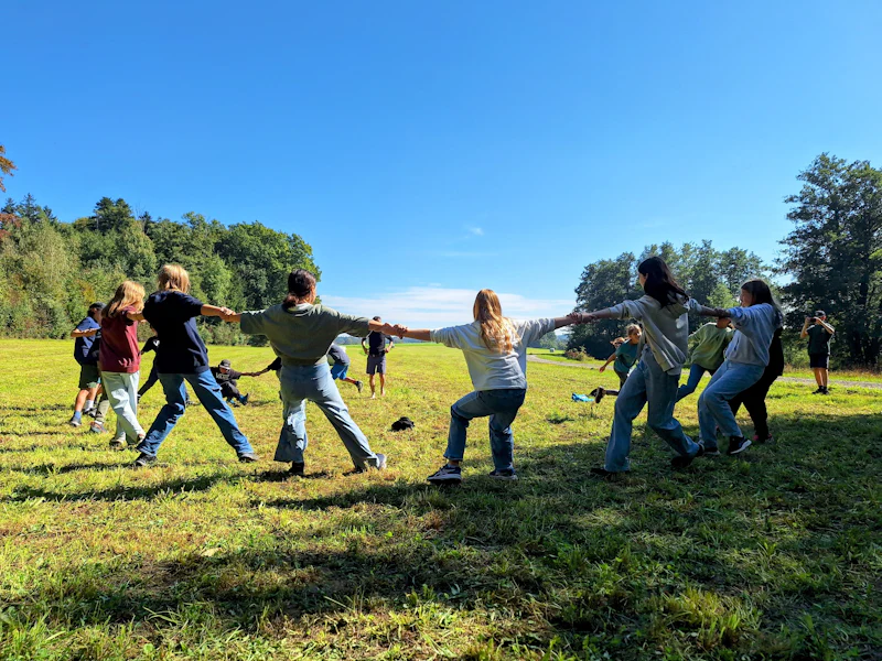 Schoolkinderen touwtrekken op een grasveld