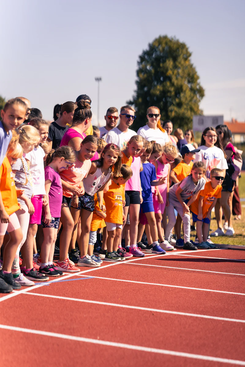 Kinderen staan klaar aan de start van een loopwedstrijd